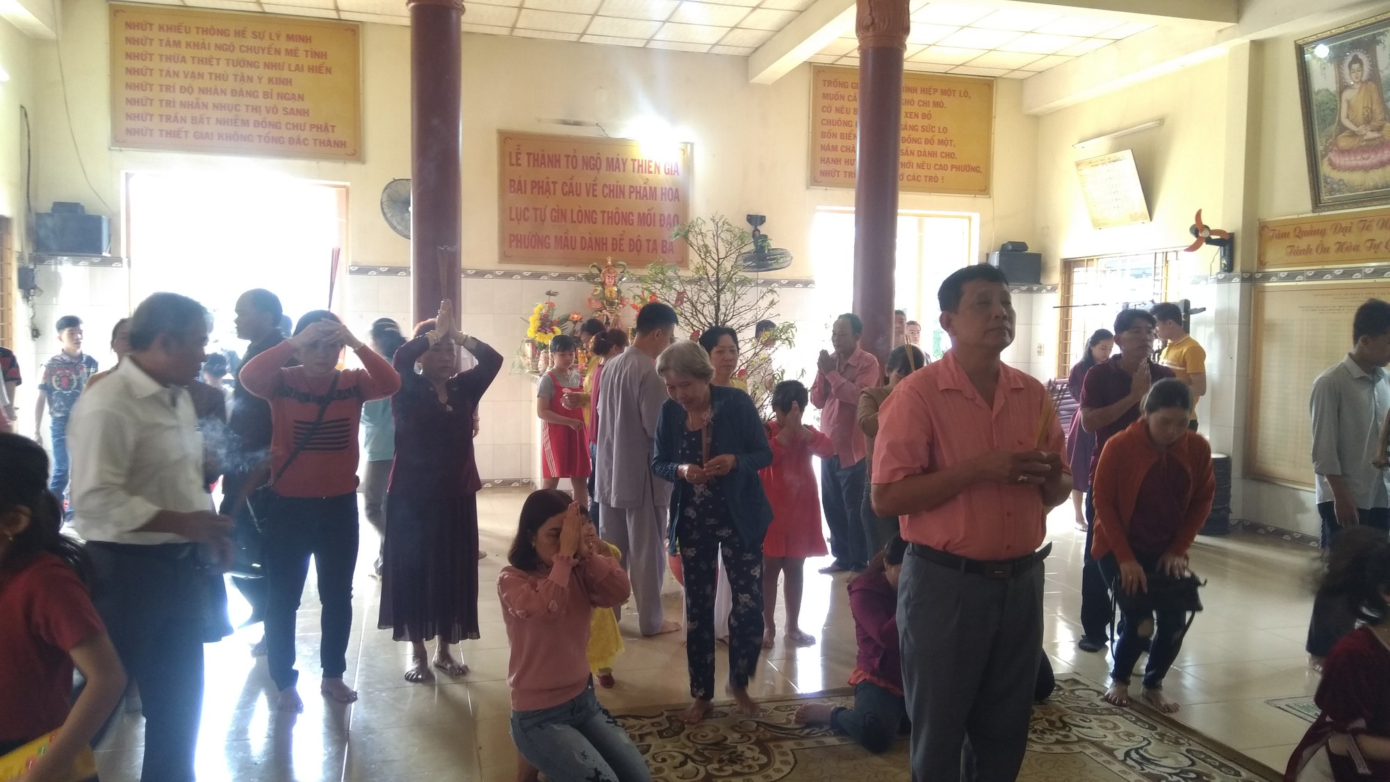 Người dân “đảo ngọc” Phú Quốc chen chân đi lễ chùa ngày đầu năm - Ảnh 7.