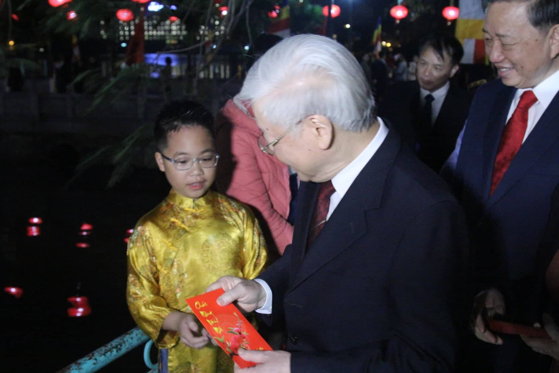 Tổng B&iacute; thư, Chủ tịch nước l&igrave; x&igrave; cho c&ocirc;ng nh&acirc;n m&ocirc;i trường trước thời khắc giao thừa - Ảnh 4.