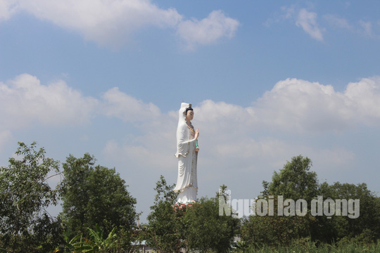 Mùng 2 Tết, khách hành hương đổ xô đến ngôi chùa có tượng Phật Bà cao nhất miền Tây