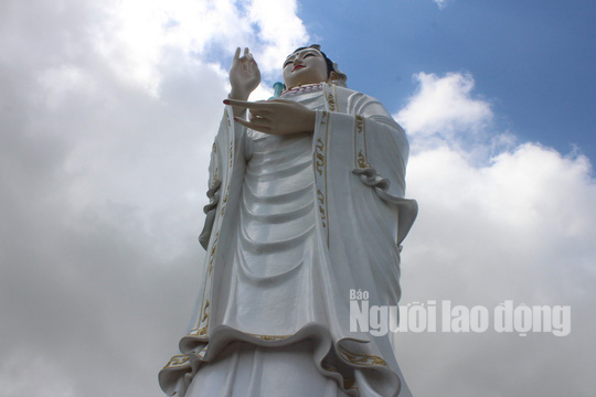 Mùng 2 Tết, khách hành hương đổ xô đến ngôi chùa có tượng Phật Bà cao nhất miền Tây - Ảnh 9.