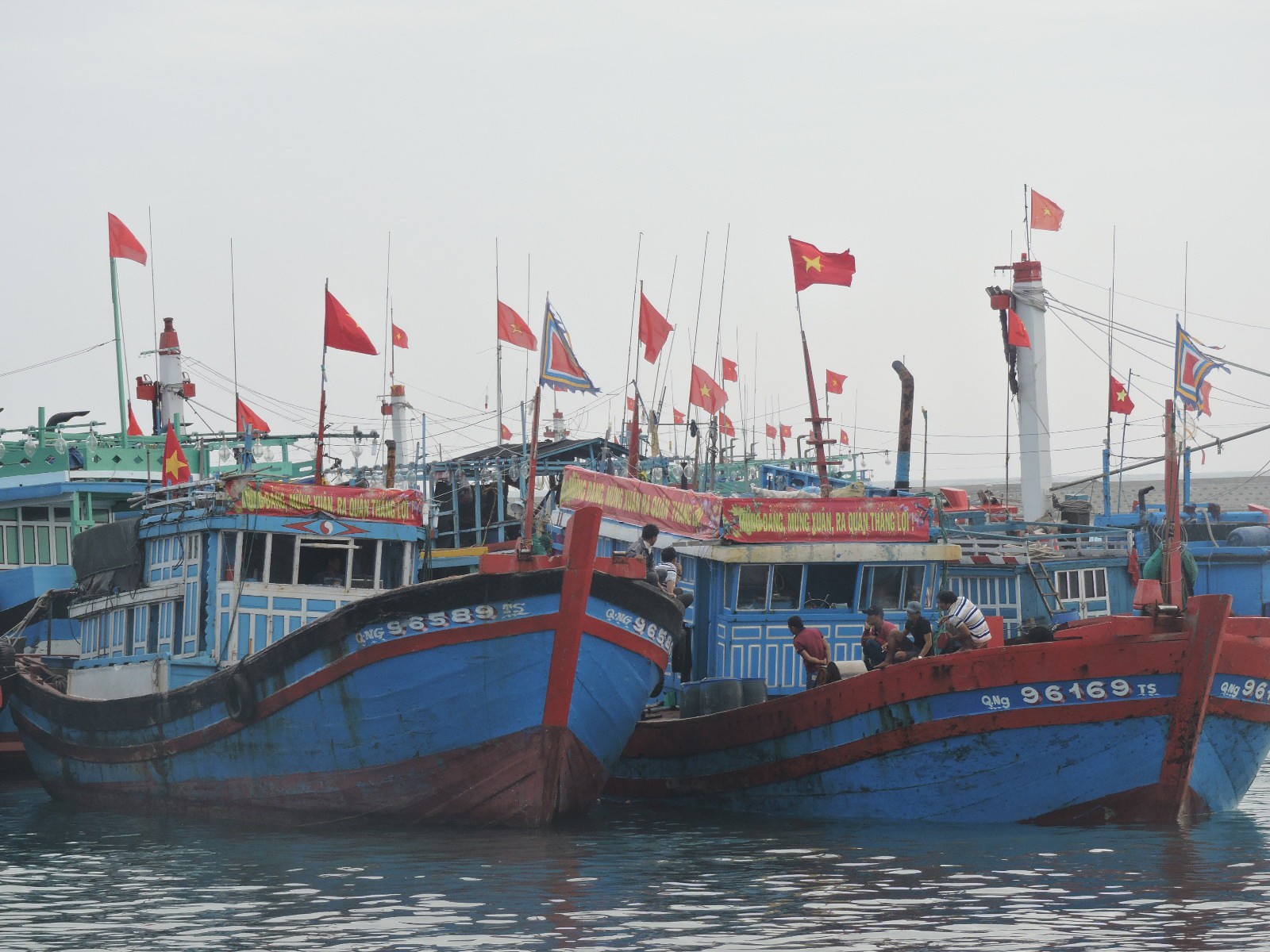 Ngư d&acirc;n L&yacute; Sơn: Khai t&agrave;u mở cửa biển đầu năm - Ảnh 2.