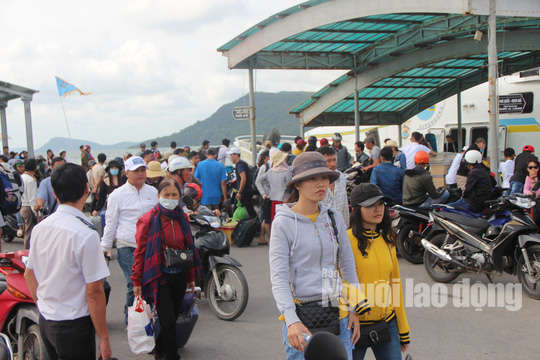 M&ugrave;ng 2 Tết, du kh&aacute;ch ồ ạt đổ ra Ph&uacute; Quốc tham quan, nghỉ dưỡng - Ảnh 4.