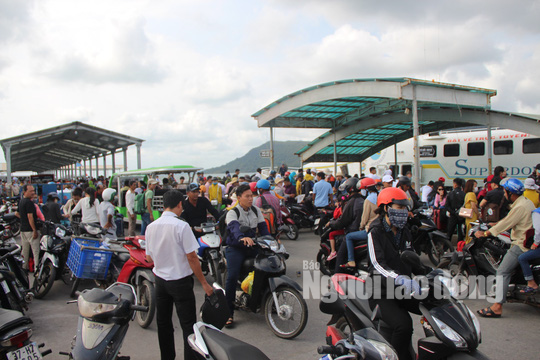 M&ugrave;ng 2 Tết, du kh&aacute;ch ồ ạt đổ ra Ph&uacute; Quốc tham quan, nghỉ dưỡng - Ảnh 6.