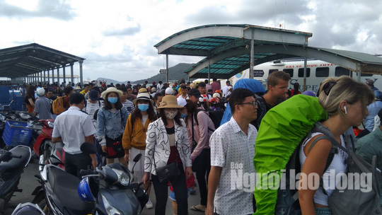 M&ugrave;ng 2 Tết, du kh&aacute;ch ồ ạt đổ ra Ph&uacute; Quốc tham quan, nghỉ dưỡng - Ảnh 5.