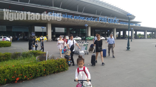 M&ugrave;ng 2 Tết, du kh&aacute;ch ồ ạt đổ ra Ph&uacute; Quốc tham quan, nghỉ dưỡng - Ảnh 7.