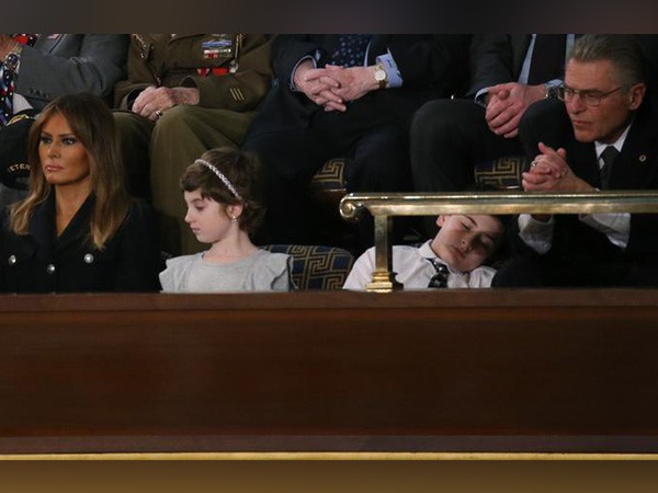 Cậu bé Trump ngủ gật khi nghe đọc Thông điệp Liên bang