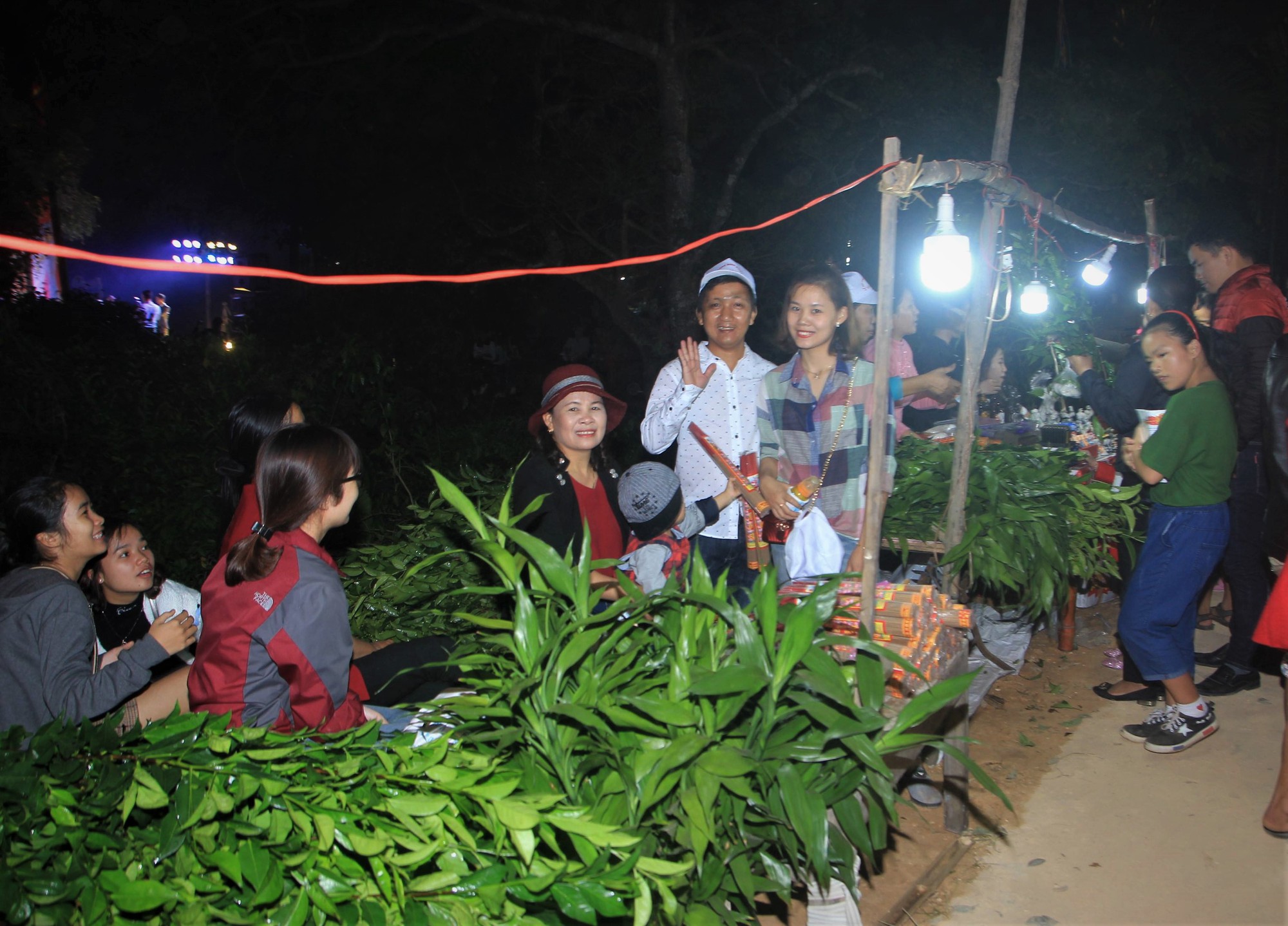 Nửa đêm đi… "chợ thiêng"