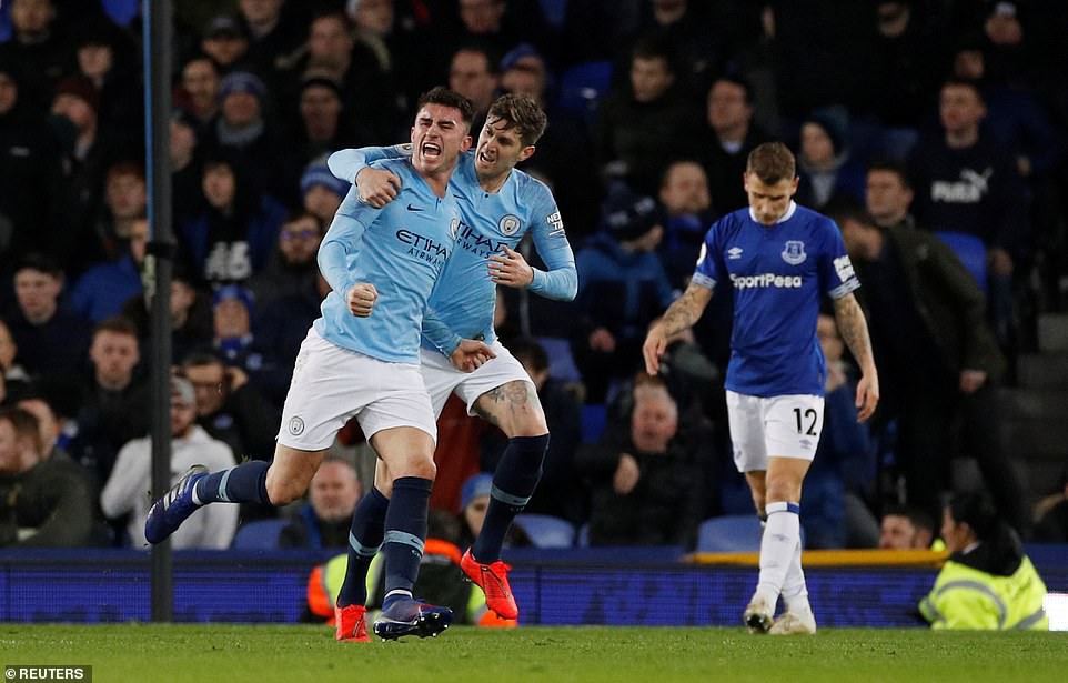 Vùi dập Everton, Man City tái chiếm ngôi đầu Ngoại hạng Anh