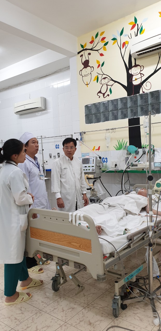 Bước ra khi tàu lượn cao tốc sắp chạy, bé gái bị vỡ gan nặng