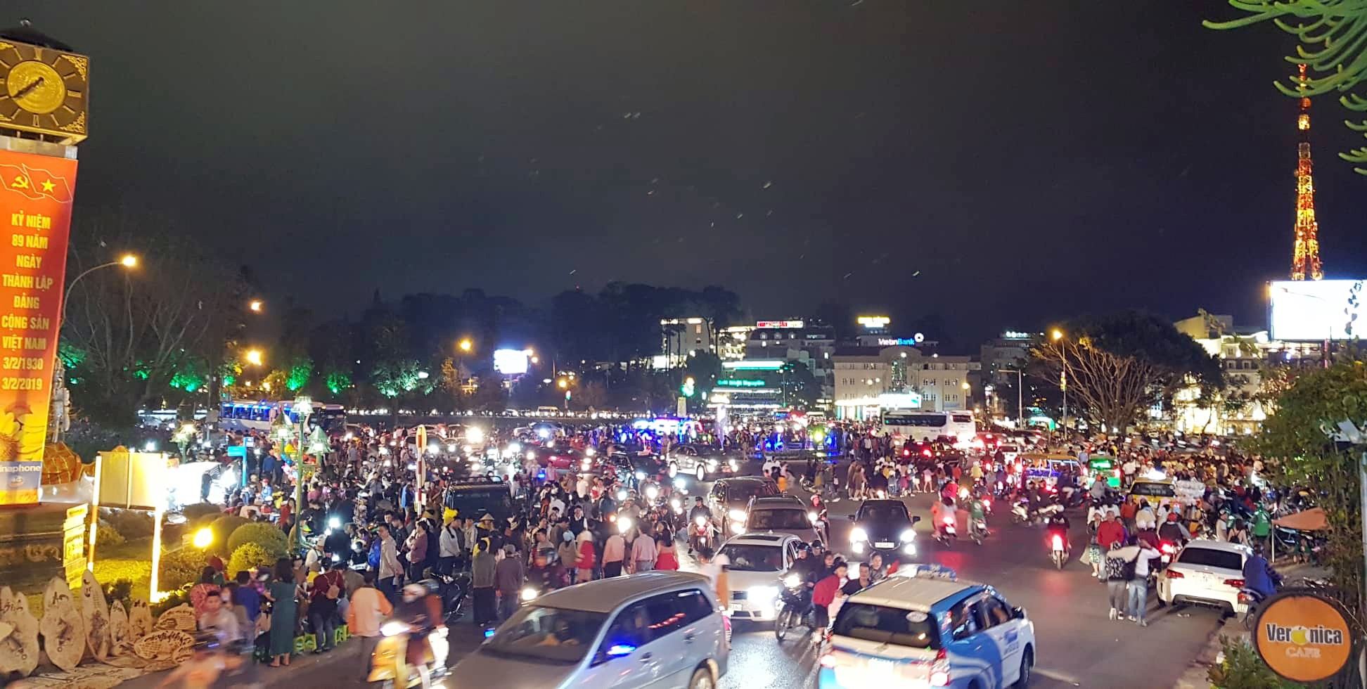 Du kh&aacute;ch &ugrave;n &ugrave;n k&eacute;o về Đ&agrave; Lạt du xu&acirc;n Kỷ Hợi 2019 - Ảnh 6.