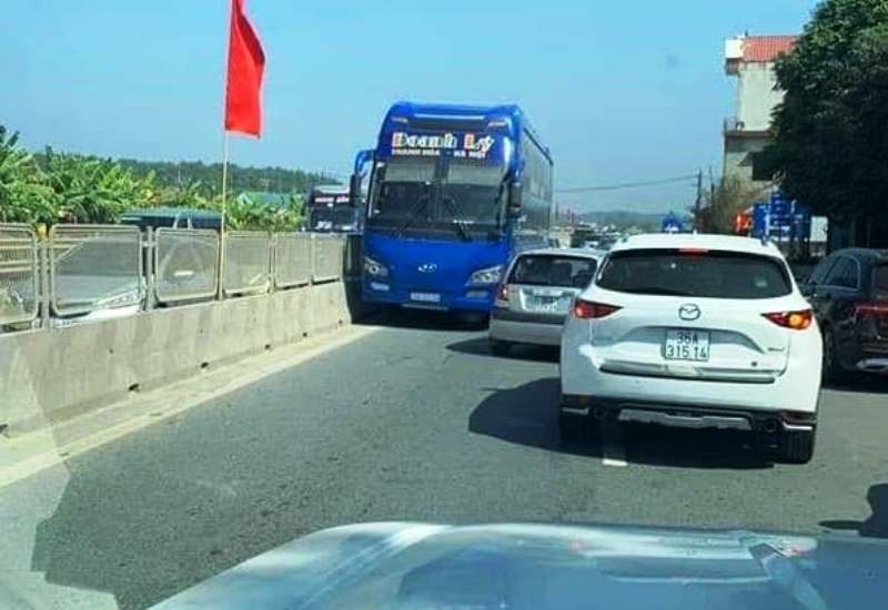 Truy tìm tài xế xe khách Thanh Hóa chạy ngược chiều trên Quốc lộ 1A