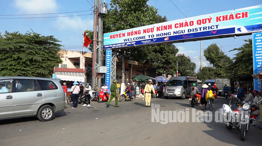 D&acirc;n đổ x&ocirc; h&agrave;nh hương miếu B&agrave; Ch&uacute;a Xứ, ph&agrave; T&acirc;n Ch&acirc;u bị kẹt xe cục bộ - Ảnh 1.