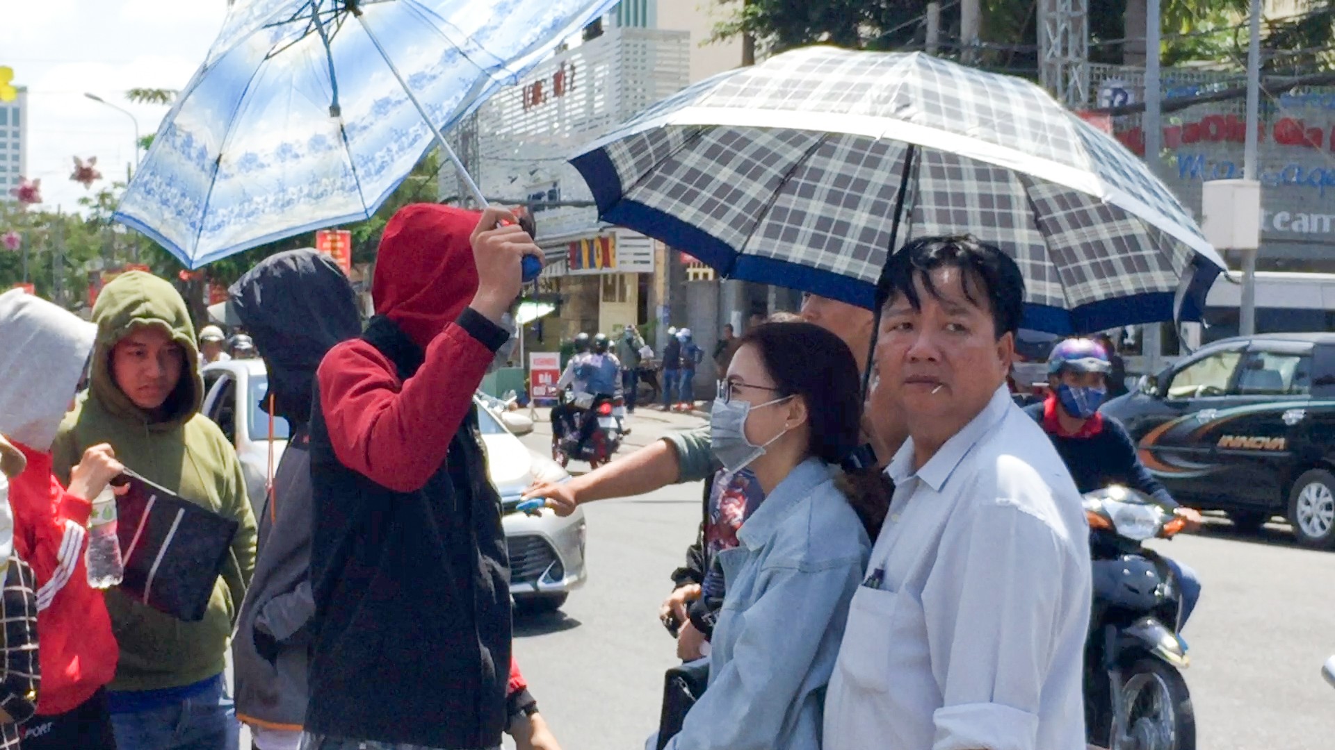 Hàng ngàn người đội nắng xem đua xe mô tô mùng 4 Tết - Ảnh 3.