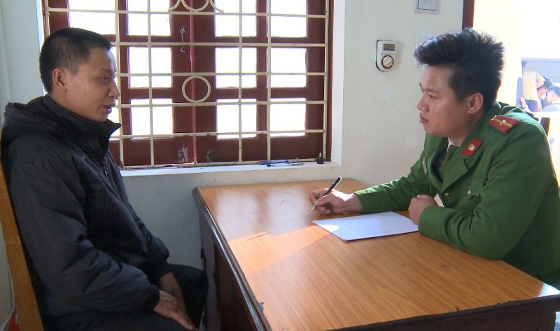 Bắt 18 con bạc đang say sưa chơi &ldquo;x&oacute;c đĩa&rdquo; ng&agrave;y m&ugrave;ng 4 Tết - Ảnh 2.