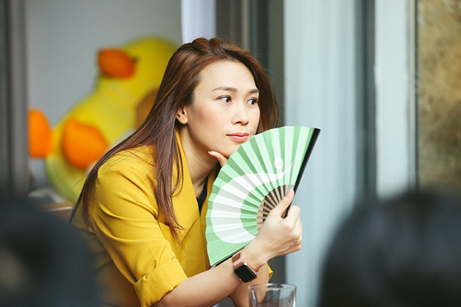 Mỹ Tâm họp fan đầu năm, nhận quà bất ngờ