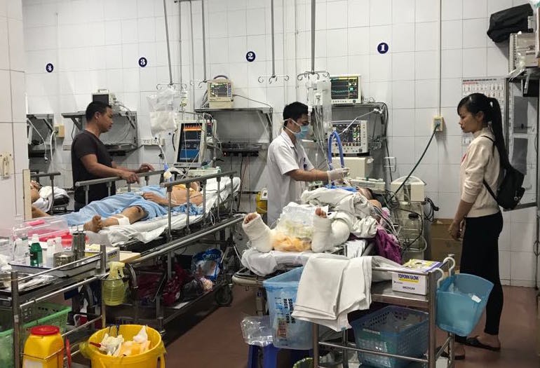 Quá tải bệnh nhân cấp cứu tai nạn giao thông, pháo nổ và ngộ độc - Ảnh 2.