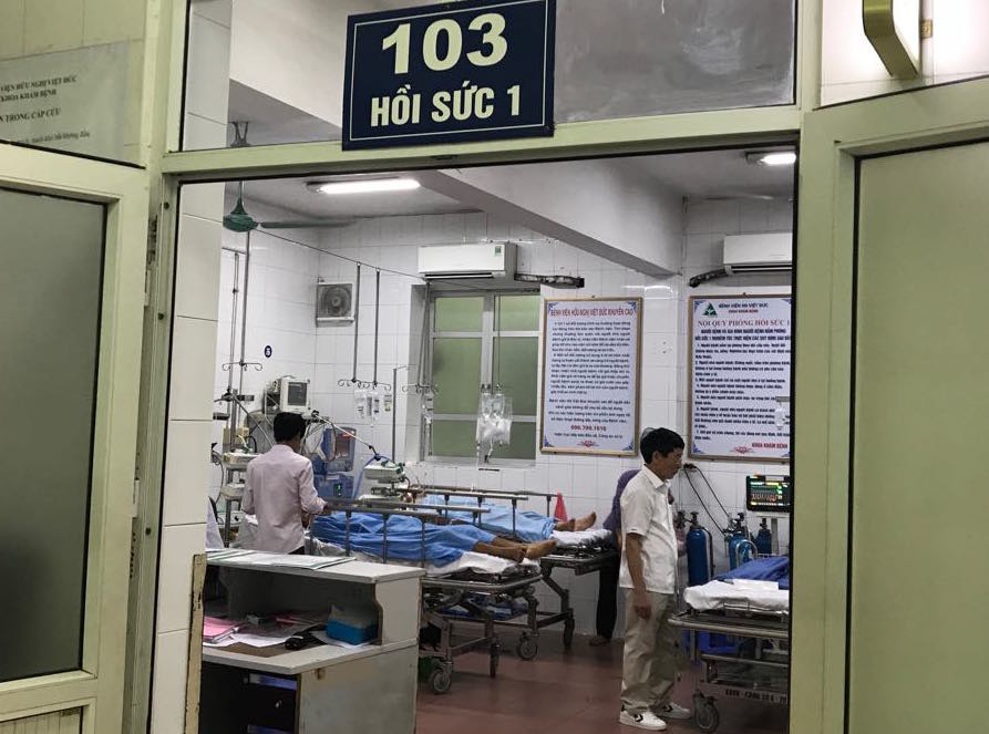 Quá tải bệnh nhân cấp cứu tai nạn giao thông, pháo nổ và ngộ độc - Ảnh 1.