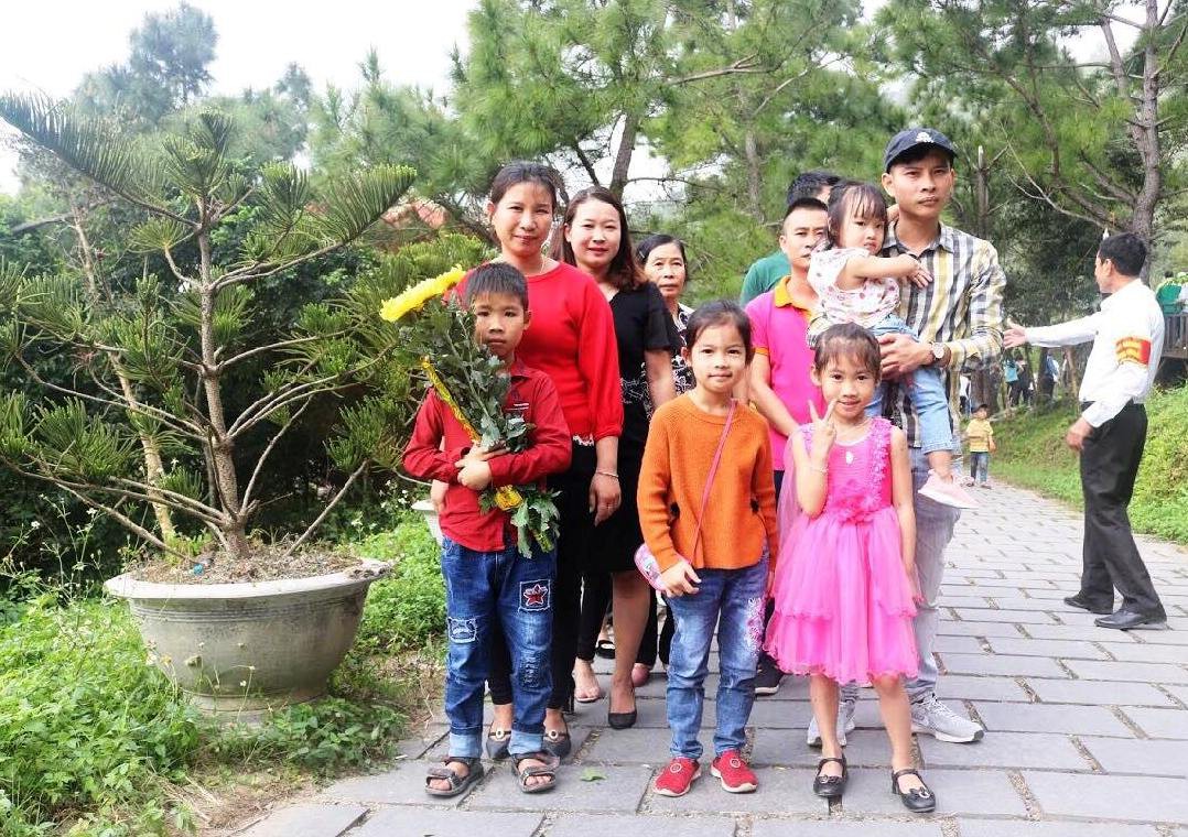 Hàng vạn người viếng mộ Đại tướng Võ Nguyên Giáp dịp đầu Xuân