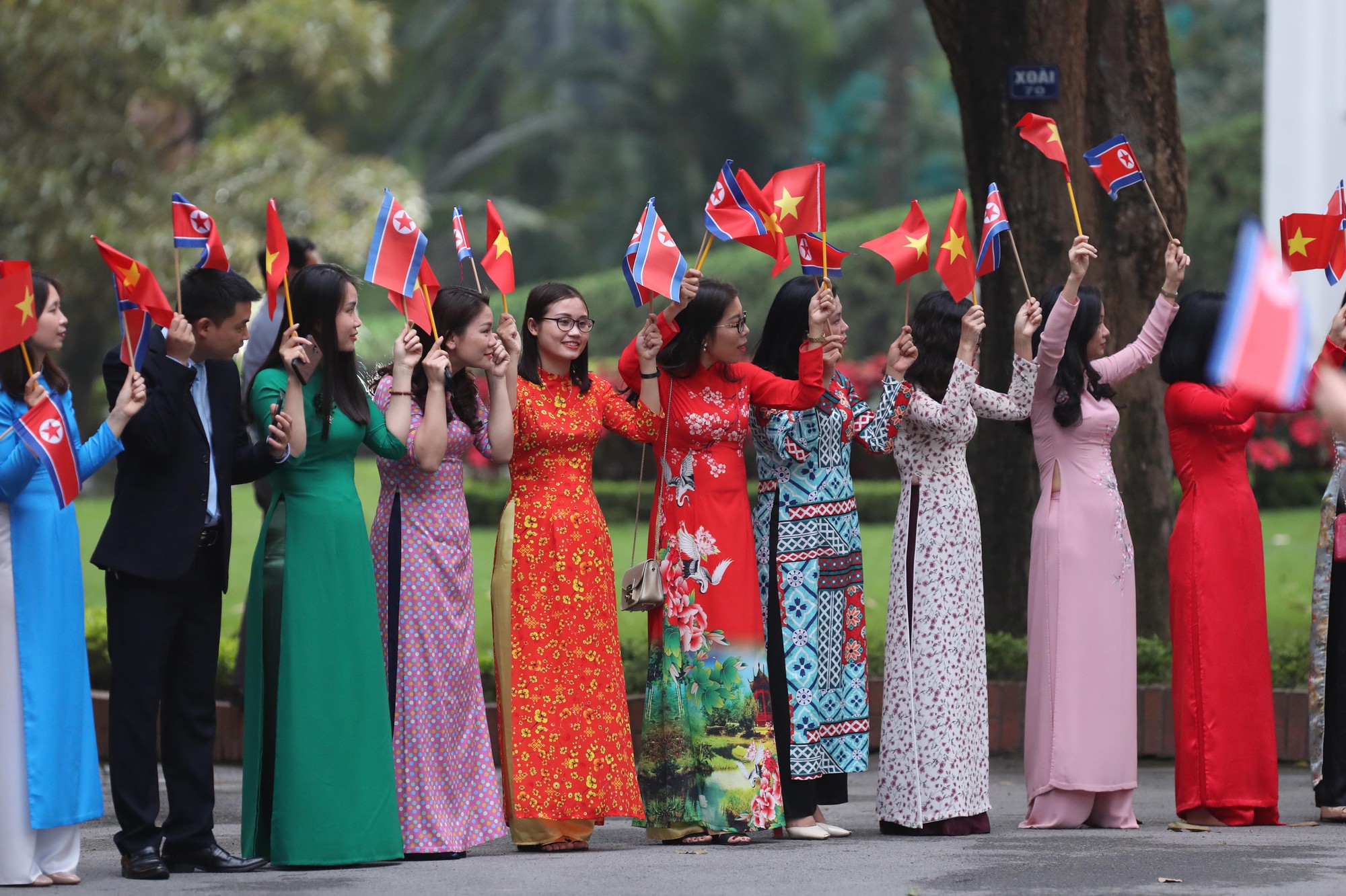 Cận cảnh Thủ tướng Nguyễn Xu&acirc;n Ph&uacute;c tiếp Chủ tịch Kim Jong-un - Ảnh 5.