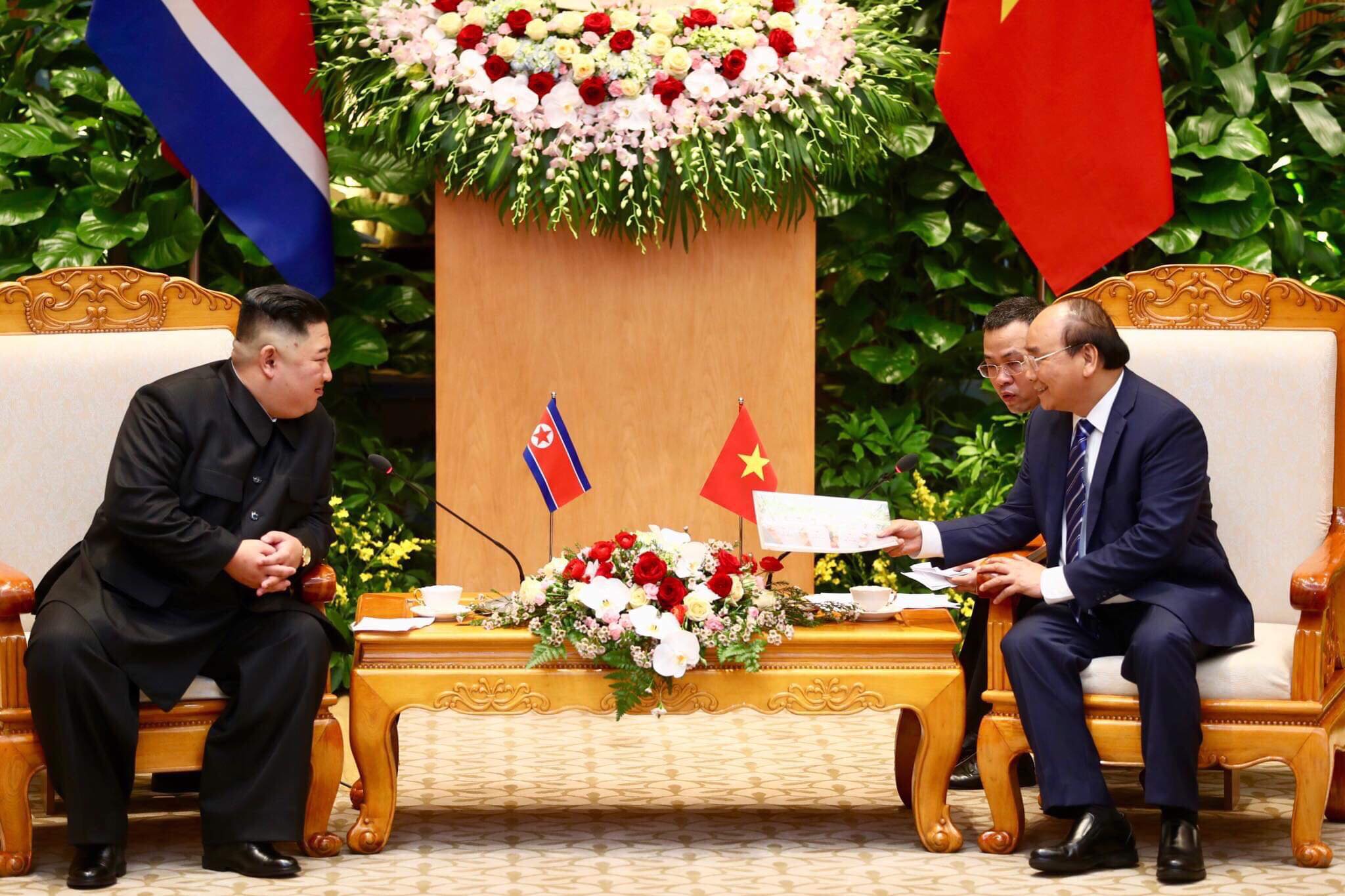 Cận cảnh Thủ tướng Nguyễn Xu&acirc;n Ph&uacute;c tiếp Chủ tịch Kim Jong-un - Ảnh 11.