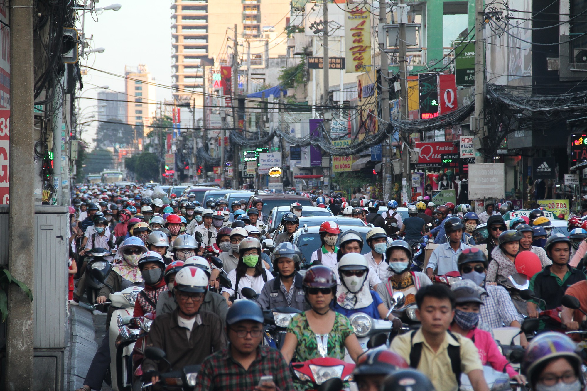 Nếu đổ ra cùng lúc, đường tại TP HCM không thể chứa hết ôtô con, xe máy