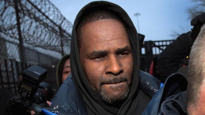 Danh ca R. Kelly được thả sau khi nộp tiền trợ cấp cho con
