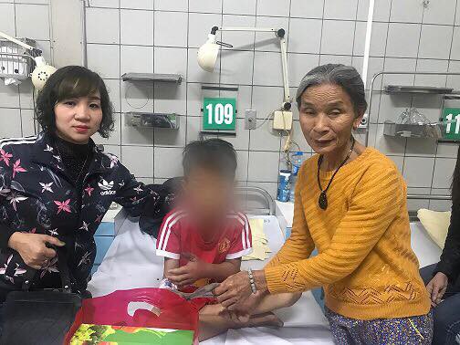 Ch&aacute;u b&eacute; bị rắn cắn được chuyển viện điều trị tiếp - Ảnh 1.