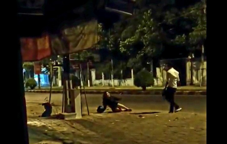 Thấy chuyện bất bình, chỉ... quay clip!
