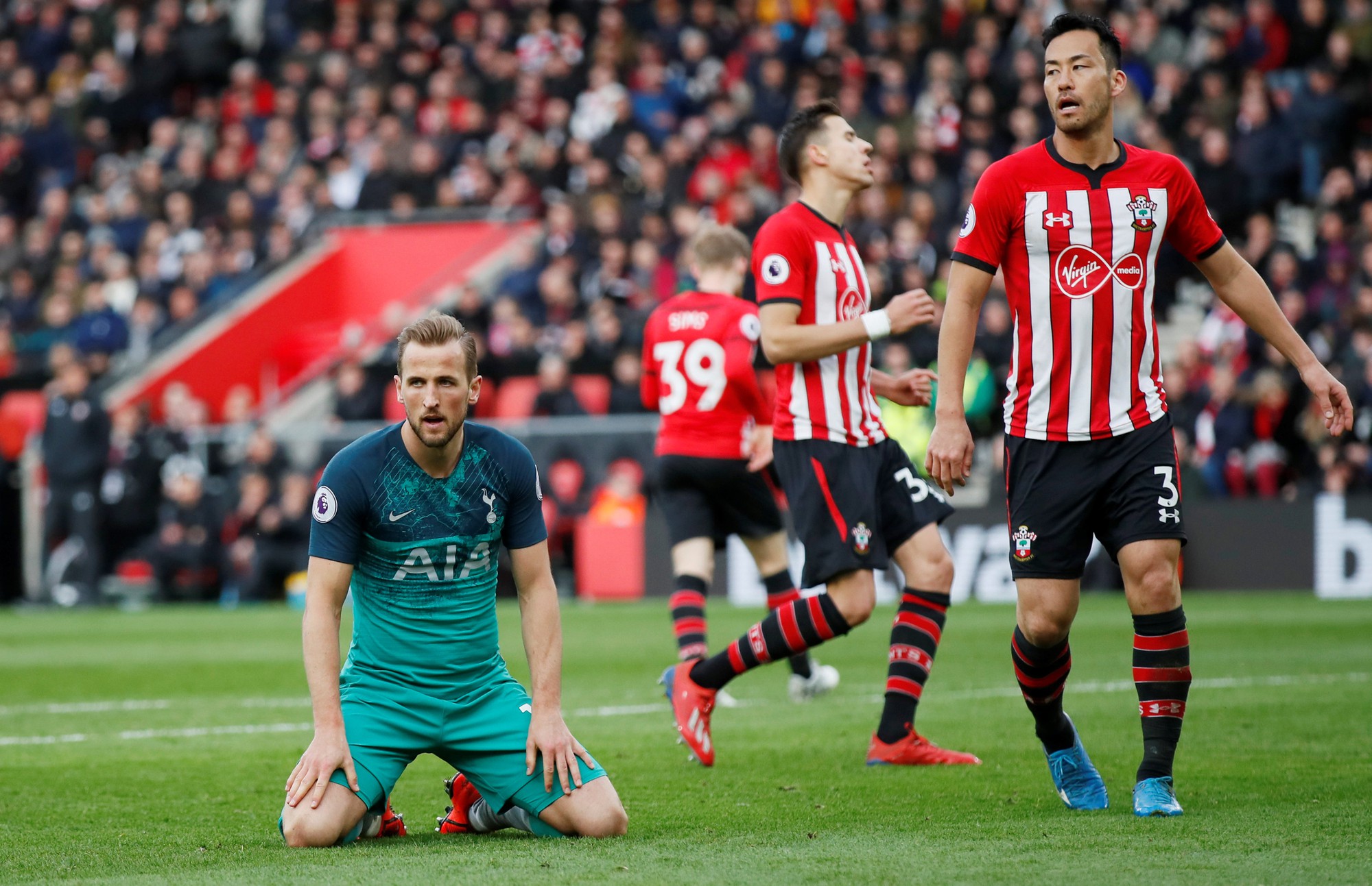 Harry Kane ghi bàn thứ 200, Tottenham vẫn thua sốc