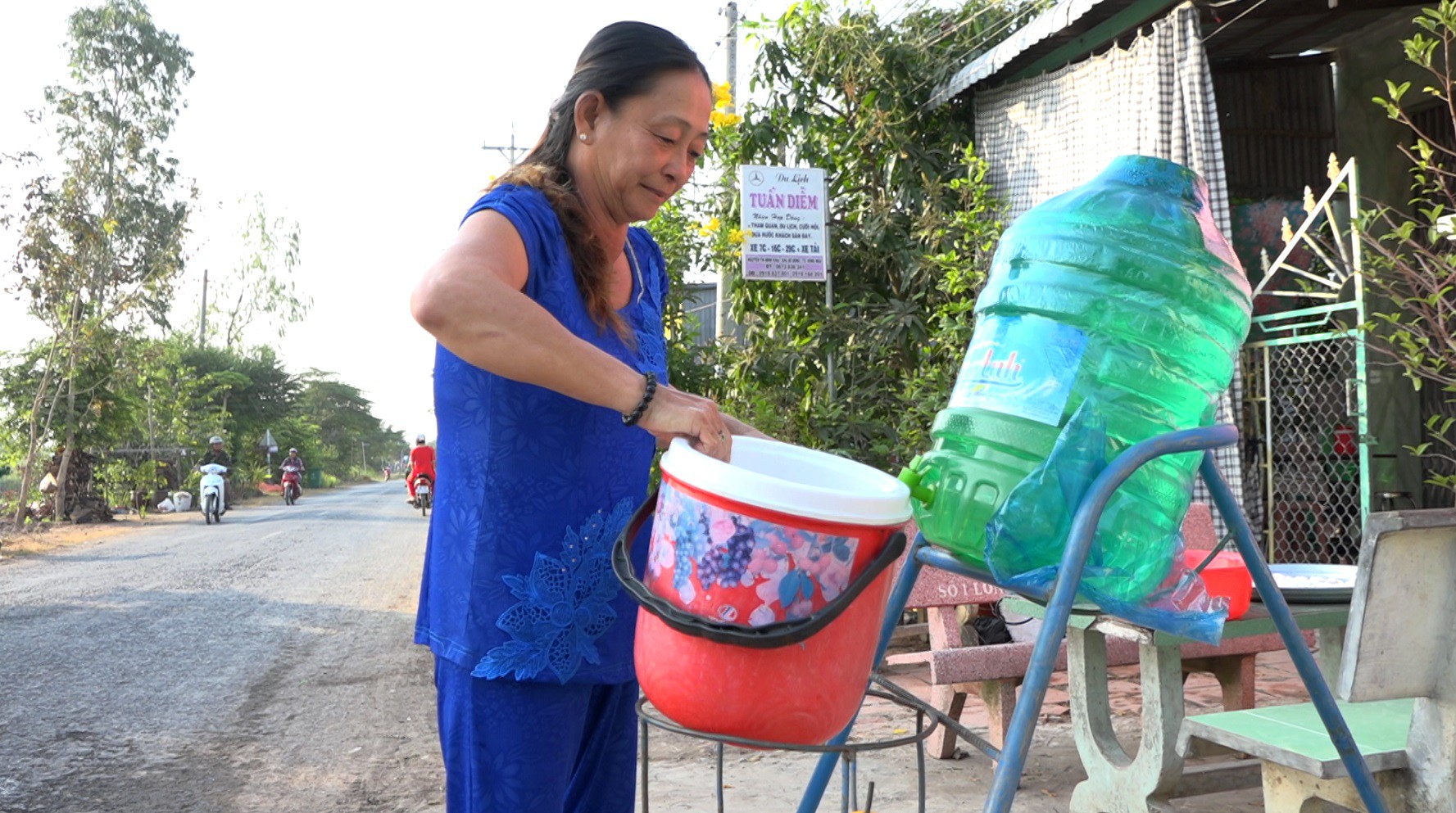 Mát lòng những thùng nước miễn phí đặt ven đường ngày nắng nóng! - Ảnh 1.