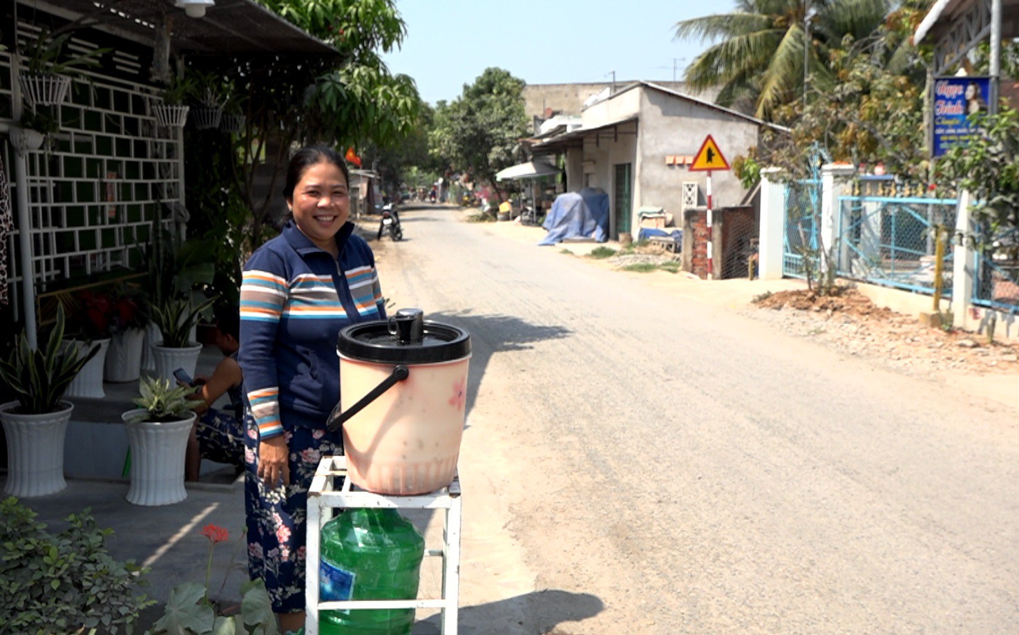 Mát lòng những thùng nước miễn phí đặt ven đường ngày nắng nóng! - Ảnh 4.