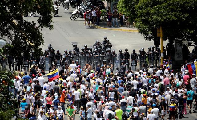 Mất điện sang ngày thứ ba, biểu tình lớn chực chờ Venezuela