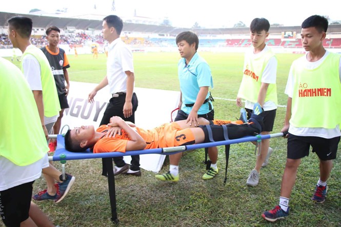 Cầu thủ U19 Đ&agrave; Nẵng g&atilde;y ch&acirc;n do mặt s&acirc;n xấu - Ảnh 4.