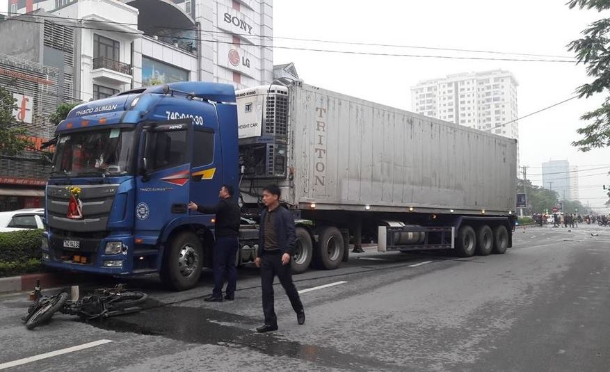 Xe container lao sang đường ngược chiều, người đi xe m&aacute;y chết thảm - Ảnh 2.