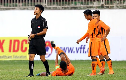 HLV lên tiếng về lý do cầu thủ U19 Đà Nẵng gãy chân khi đấu HAGL