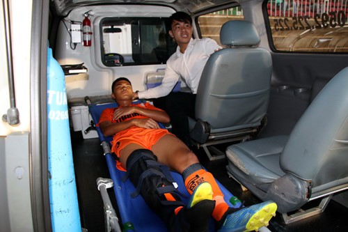 Cầu thủ U19 Đ&agrave; Nẵng g&atilde;y ch&acirc;n do mặt s&acirc;n xấu - Ảnh 5.