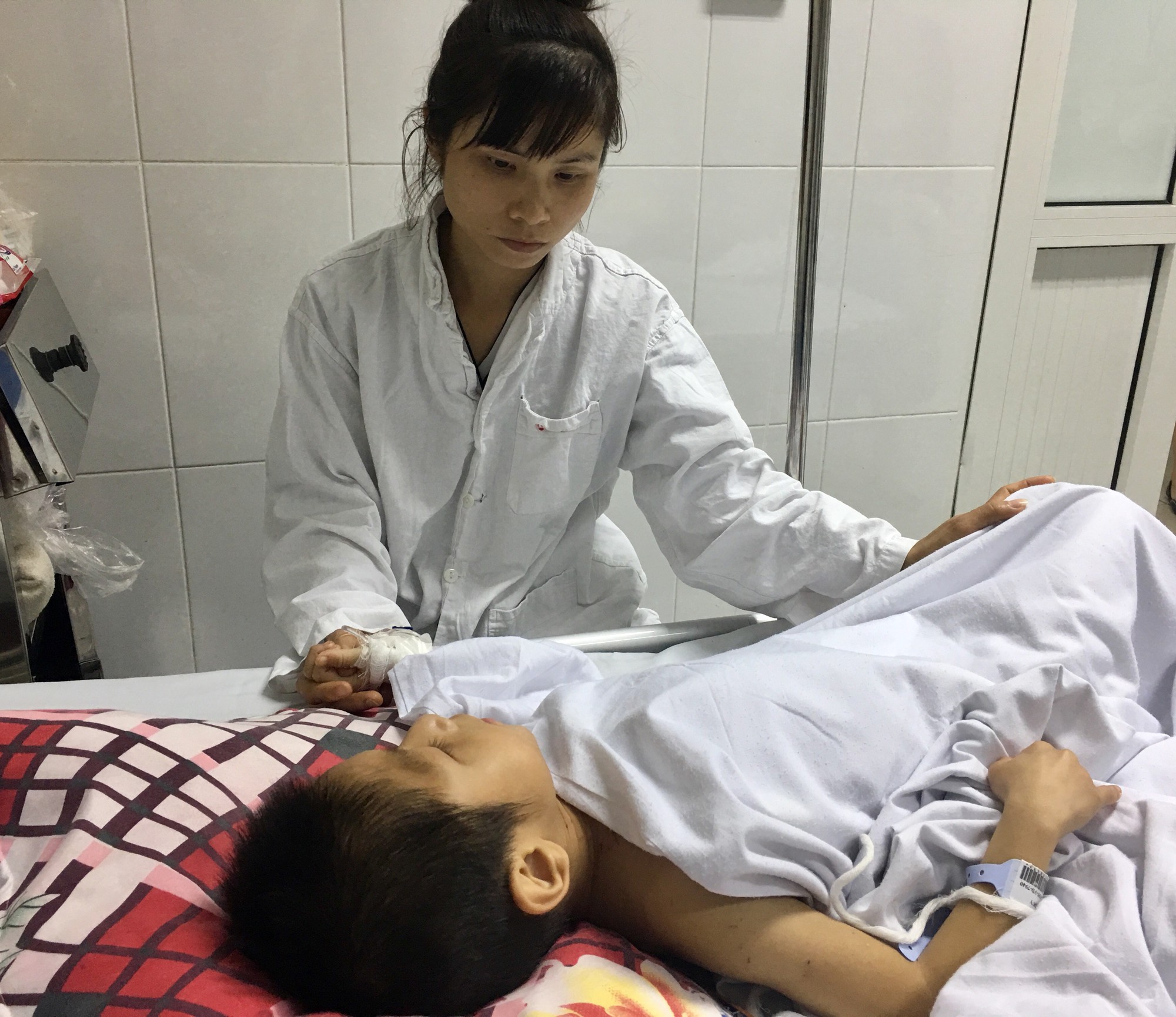 B&eacute; trai 9 tuổi bại n&atilde;o bị 4 con ch&oacute; nh&agrave; lao v&agrave;o cắn thương t&acirc;m - Ảnh 1.