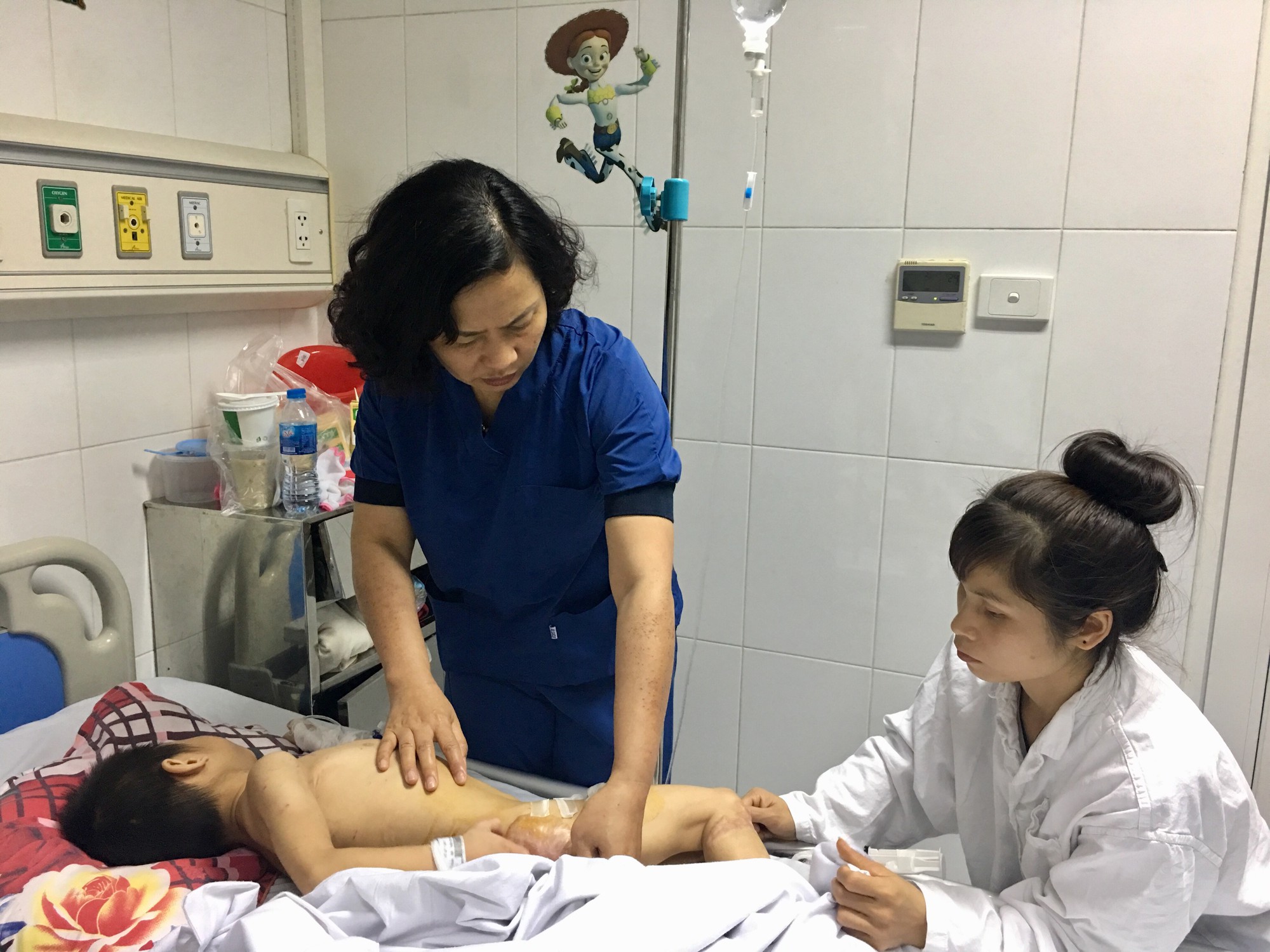 B&eacute; trai 9 tuổi bại n&atilde;o bị 4 con ch&oacute; nh&agrave; lao v&agrave;o cắn thương t&acirc;m - Ảnh 3.