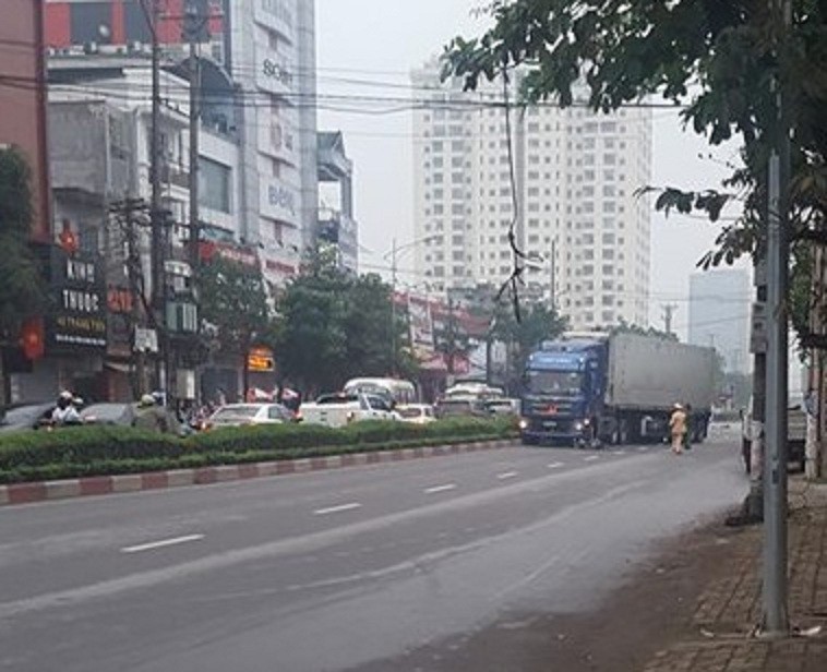 Xe container lao sang đường ngược chiều, người đi xe m&aacute;y chết thảm - Ảnh 3.