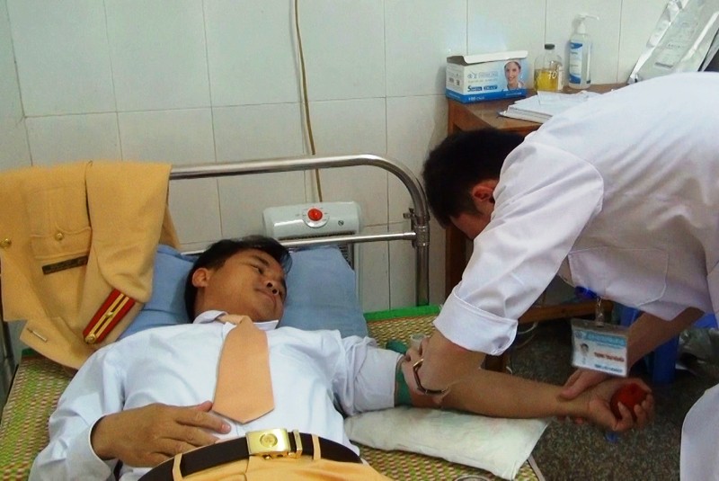 Thiếu tá CSGT hiến máu cứu nữ sinh gặp tai nạn giao thông