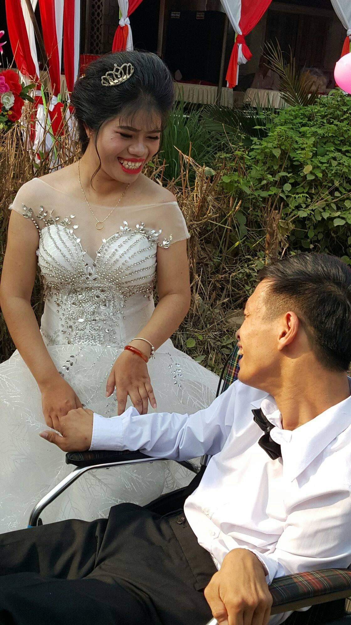 Lễ cưới trên xe lăn lay động hàng triệu trái tim - Ảnh 8.