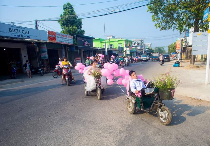 Lễ cưới trên xe lăn lay động hàng triệu trái tim