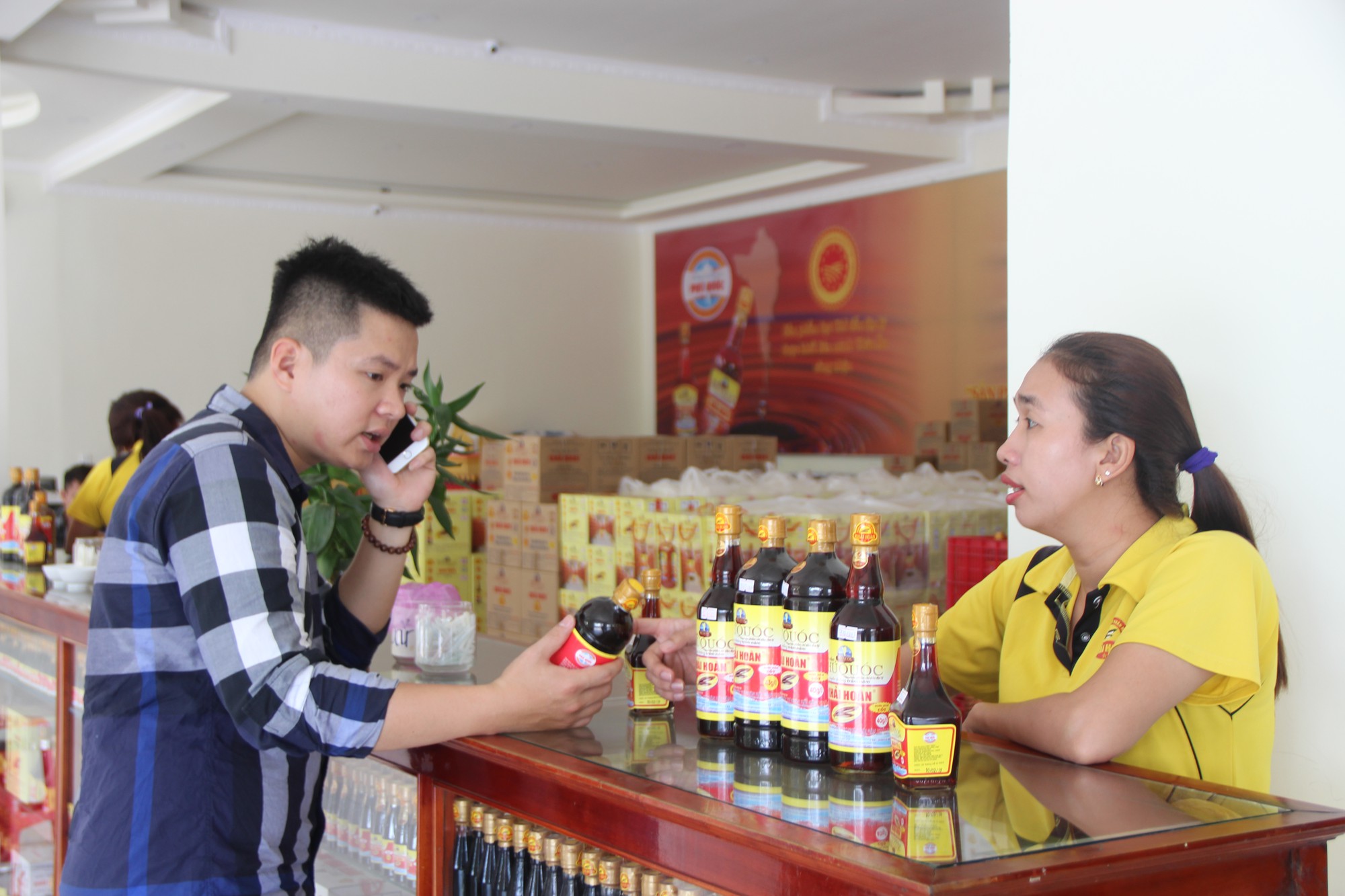 Phải trả lại t&ecirc;n cho nước mắm truyền thống! - Ảnh 1.