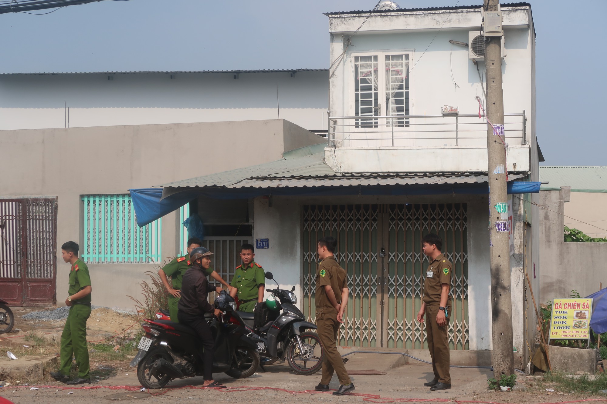 TP HCM: C&ocirc;ng an đang lấy lời khai nam thanh ni&ecirc;n nghi ng&aacute;o đ&aacute; s&aacute;t hại 4 người - Ảnh 1.
