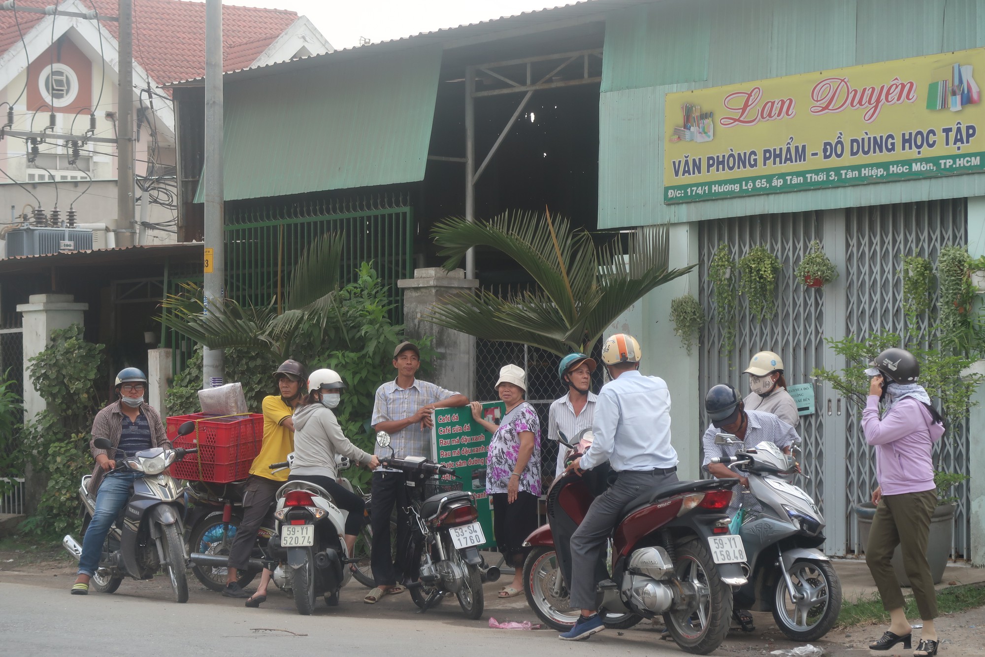TP HCM: C&ocirc;ng an đang lấy lời khai nam thanh ni&ecirc;n nghi ng&aacute;o đ&aacute; s&aacute;t hại 4 người - Ảnh 2.