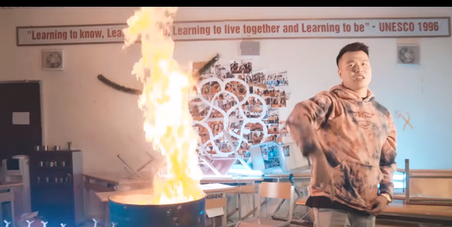 Chuyển c&ocirc;ng an nếu c&oacute; dấu hiệu h&igrave;nh sự vụ rapper đốt s&aacute;ch vở quay MV - Ảnh 1.