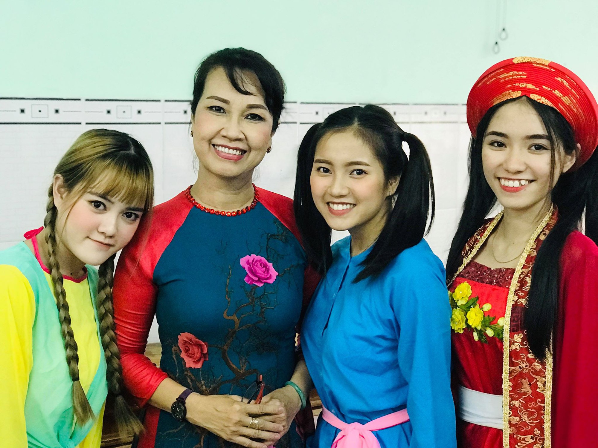 Ca sĩ Bích Phượng: "Cha làm thầy, con không thể đốt sách"