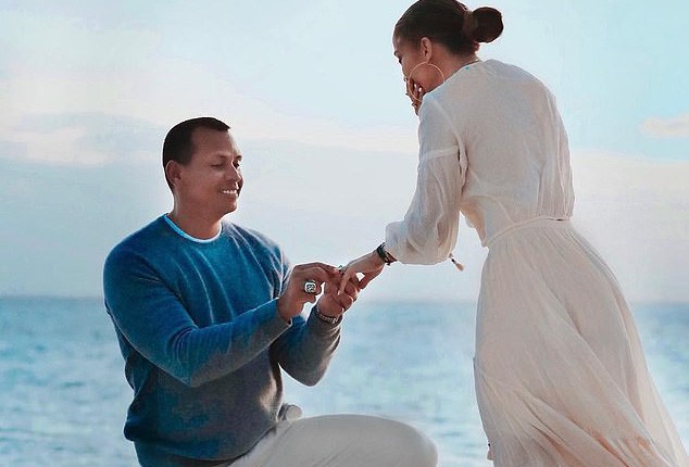 Jennifer Lopez gây sốt khi tung loạt ảnh được cầu hôn