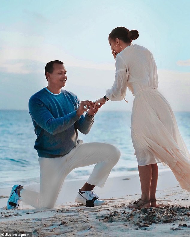 Jennifer Lopez g&acirc;y sốt khi tung loạt ảnh được cầu h&ocirc;n - Ảnh 1.