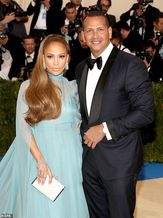 Jennifer Lopez g&acirc;y sốt khi tung loạt ảnh được cầu h&ocirc;n - Ảnh 6.
